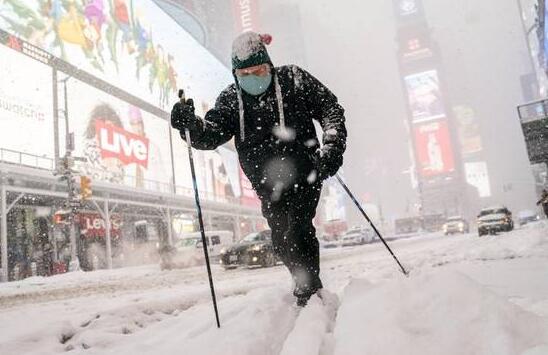 美国多地迎来大范围降雪 纽约部分地区出行30厘米的厚雪