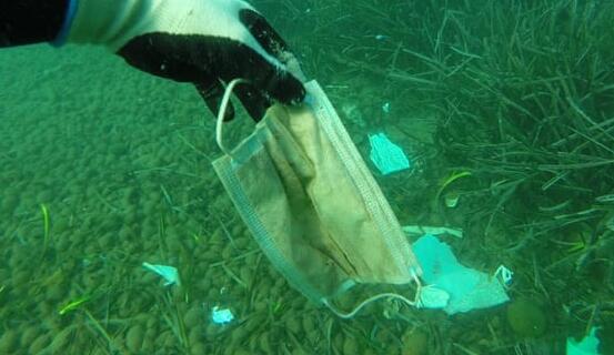 去年超15亿只废弃口罩流入海洋是什么情况 口罩对环境有什么影响