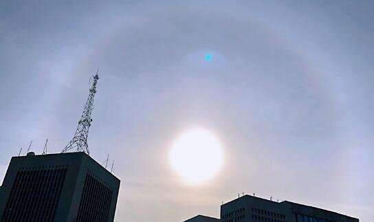 北京天空现日晕引民众围观 出现日晕预示着什么
