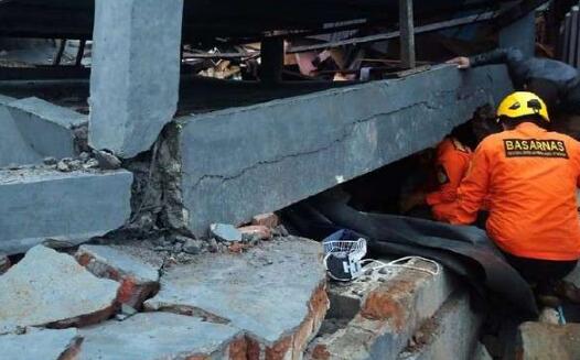 印尼发生山体滑坡致11人死亡 另有17人受伤14人被埋