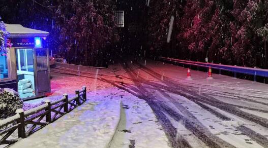 四川甘孜发布道路结冰黄色预警 多条山段道路部分路段结冰