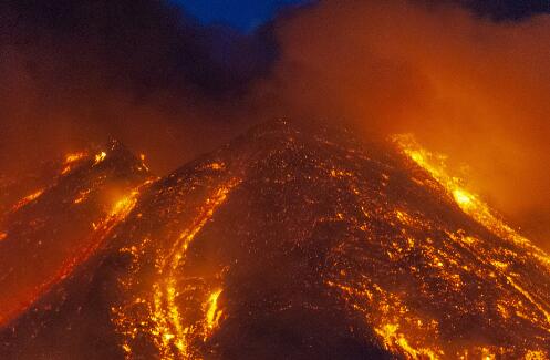 意大利埃特纳火山喷发机场被迫关闭 现场火山灰柱高达1000米