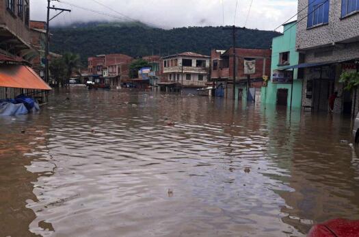 玻利维亚暴雨引发洪水至少8人死亡 预计暴雨天气仍将持续