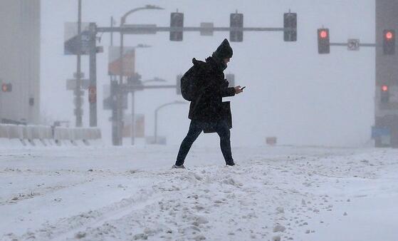 美国遭遇暴风雪袭击至少31人死亡 目前有超过310万家庭停电