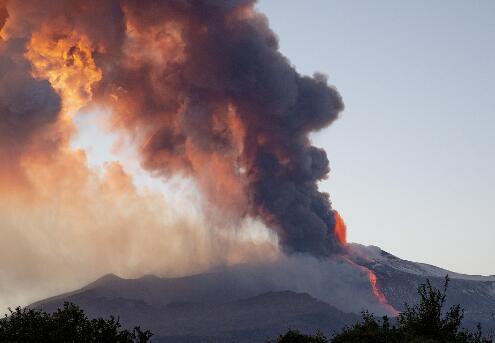 意大利埃特纳火山喷发机场被迫关闭 现场火山灰柱高达1000米