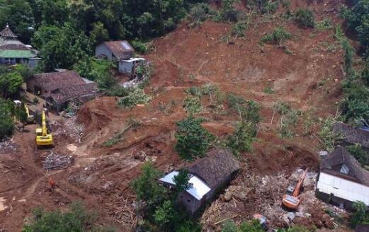 印尼发生山体滑坡致12人死亡 另有20人受伤7人失踪