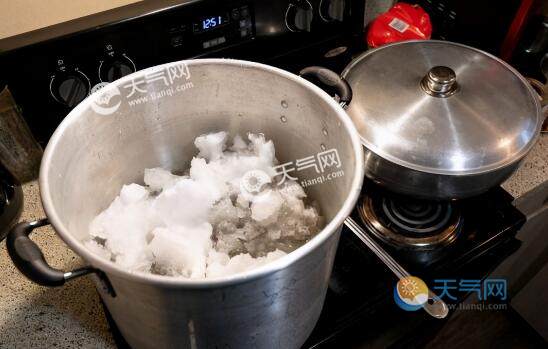 断水后美居民用铁桶烧雪水洗澡 此外约16.5万户无电可用