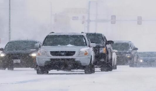 美国暴雪封路气温跌至-45℃ 另外已有2700个航班取消