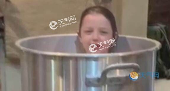 断水后美居民用铁桶烧雪水洗澡 此外约16.5万户无电可用