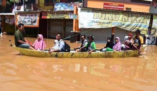 印尼首都雅加达暴雨引发严重洪灾 部分地区洪水上涨至1.8米