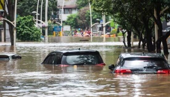 印尼首都雅加达暴雨引发严重洪灾 部分地区洪水上涨至1.8米