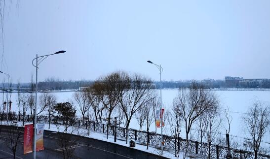 北京西部北部小雪悄然而至 延庆昌平等地小雪气温0℃以下