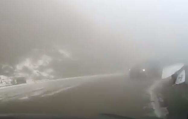 新疆3条高速因道路结冰浓雾交通管制 个别路段已经解除管制