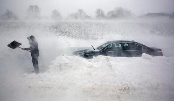 美国冬季风暴至少76人死亡 多个城市被积雪覆盖