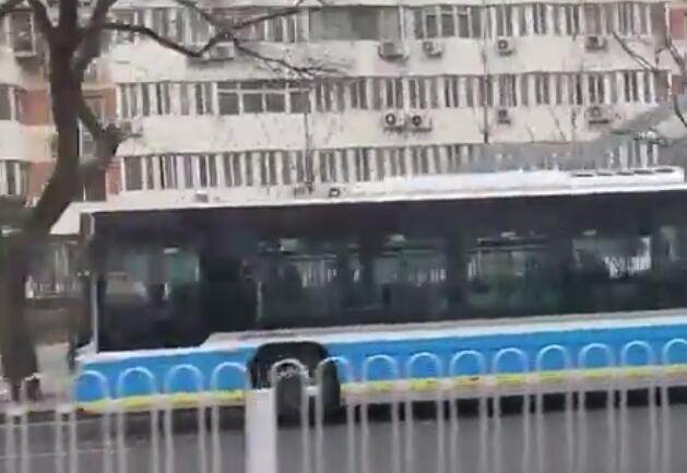 降雪影响北京公交74条线路采取临时措施 其中停驶69条区间5条