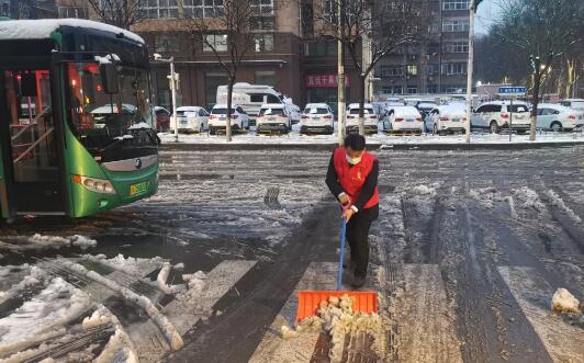 郑州市启动一级除雪预案 气象台提醒市民注意出行安全