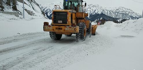 强降雪来袭郑州启动一级除雪预案 环卫部门出动1.8万余人街头除雪