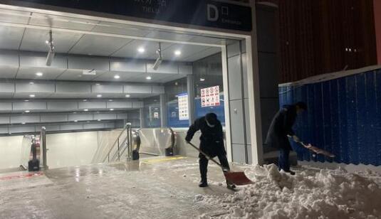 强降雪来袭郑州启动一级除雪预案 环卫部门出动1.8万余人街头除雪