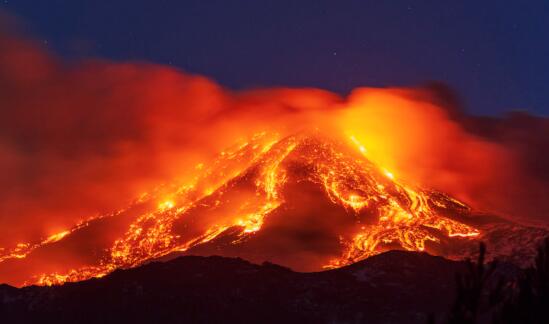 意大利埃特纳火山8天内喷发6次 大量火山灰超过火山口边缘