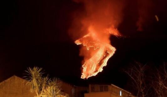 意大利埃特纳火山8天内喷发6次 大量火山灰超过火山口边缘