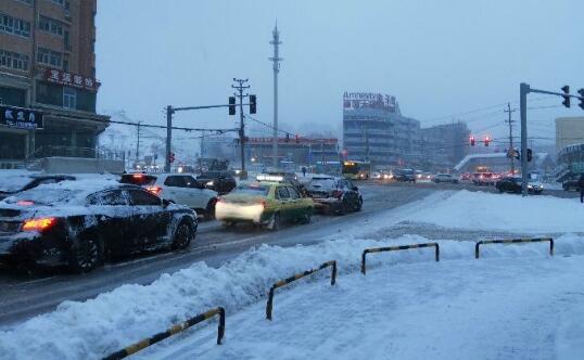新疆乌鲁木齐出现大暴雪 乌鲁木齐国际机场20%的航班延误