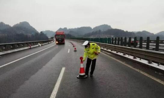 河南多地大雾能见度不足500米 多条高速公路实施交通管制