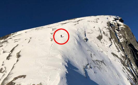 两男子用5小时从千米峰顶滑雪而下 网友：看得人发冷汗