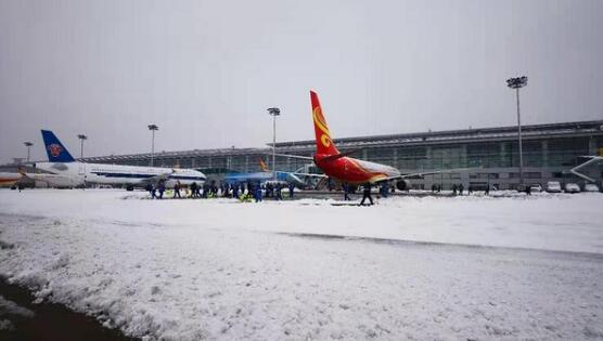 降雪致大连机场14班被迫航班 星海湾大桥等高速公路封闭