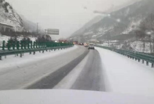 受降雪影响甘肃多条高速交通管制 部分收费站双向管制