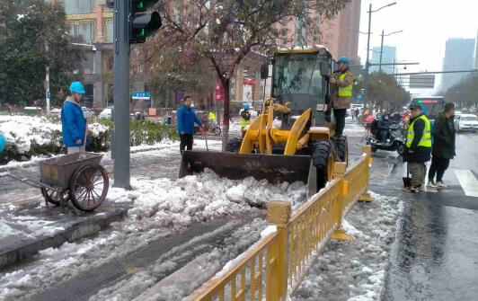 甘肃多地出现降雪气温0℃以下 部分路段实行临时交通管制