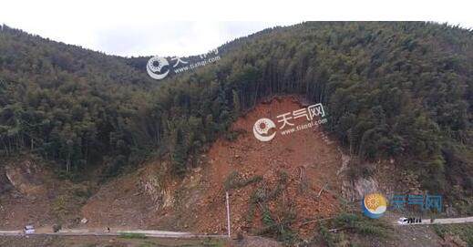 益阳桃江县一地段发生山体滑坡 交通中断目前未有人员伤亡