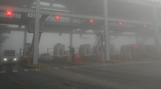 重庆大雾多条高速交通管制 主城区气温回升至15℃