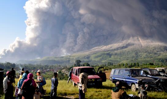 印尼锡纳朋火山喷发高达5000米 目前未造成人员伤亡和财产损失