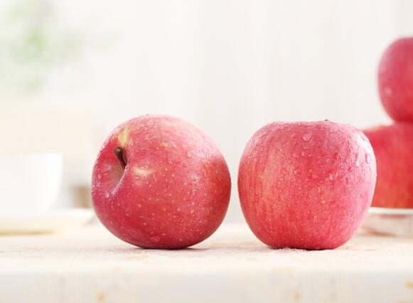 苹果长了一小块霉斑削掉后剩下部分可以吃吗  苹果长霉斑切掉后还能不能吃