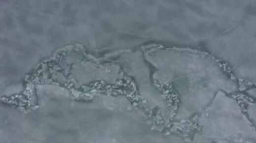 我国最大内陆淡水湖出现推冰奇观 造型各异场面十分壮观
