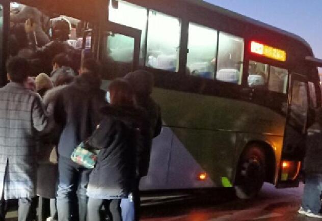 因道路结冰北京公交15条线采取措施 其中13条双向停驶