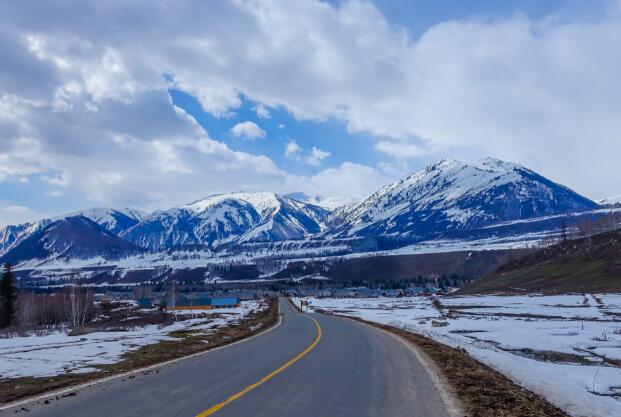 因降雪新疆京新高速这条路段实行管制 恢复时间待定