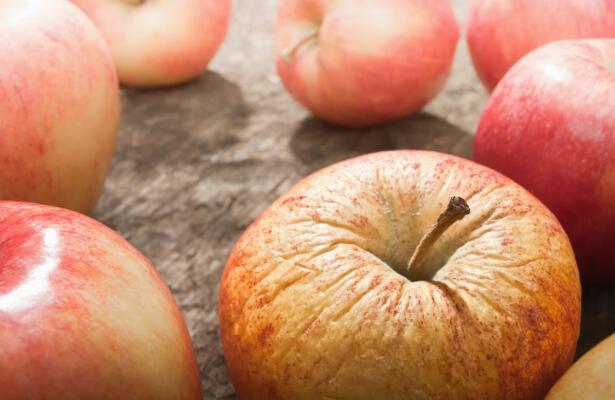 苹果长了一小块霉斑削掉之后能吃吗 水果烂了一点切掉可以吃吗