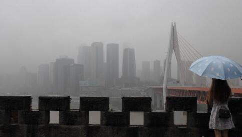 重庆大雾多条高速交通管制 未来三天重庆阴雨相伴