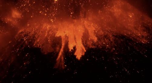 意大利埃特纳火山喷发熔岩流出 经济损失约1000多万欧元