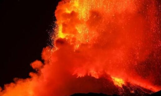 意大利埃特纳火山喷发熔岩流出 经济损失约1000多万欧元