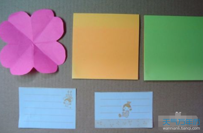 立体贺卡的彩纸上只贴上一朵花比较单调,缺少韵味,在贺卡的彩纸上