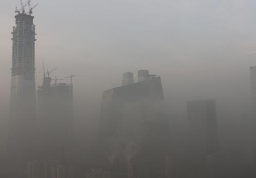 明后两天北京将有中重度污染 市民们户外出行需佩戴好口罩