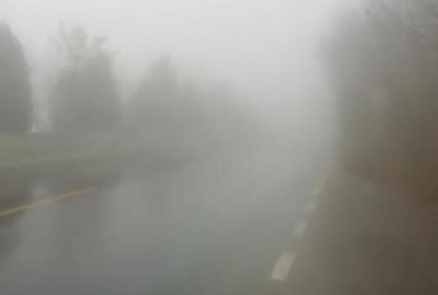 雾霾侵袭江苏多地高速路段特级交通管制 南京周边3条高速部分收费站封闭