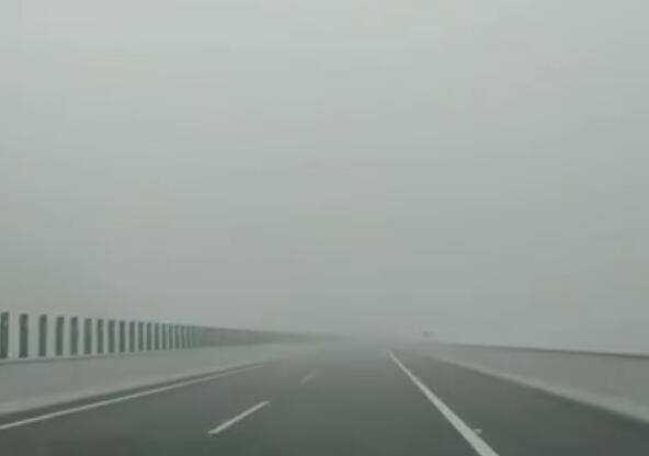 雾霾侵袭江苏多地高速路段特级交通管制 南京周边3条高速部分收费站封闭