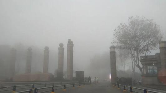 江苏发布大雾橙色预警 G2京沪高速等多条高速特级交通管制