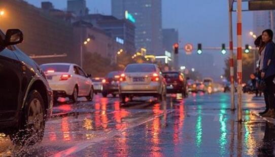 未来三天湖南阴雨绵绵气温仅10℃ 道路湿滑市民外出需备好雨具