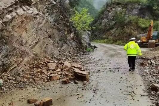 湖南永州暴雨局地发生山体滑坡 当地交警及时清理碎石保障通行