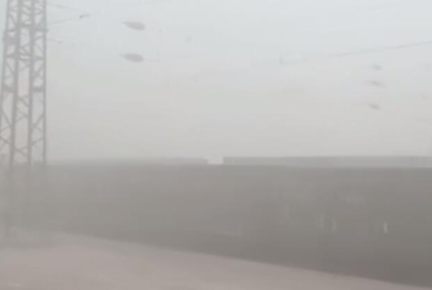 河北大雾侵袭多条高速实行交通管制 多个收费站实行双向关闭