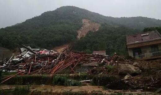 湖南永州暴雨局地发生山体滑坡 当地交警及时清理碎石保障通行